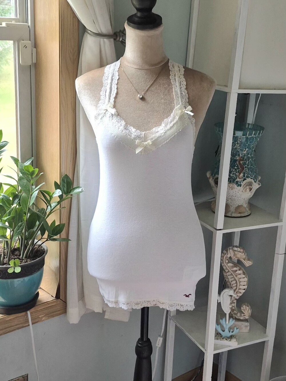 ♡Vintage♡ Y2K Hollister White Lace-Trim Razorbak Camisole with Satin Bow Accents